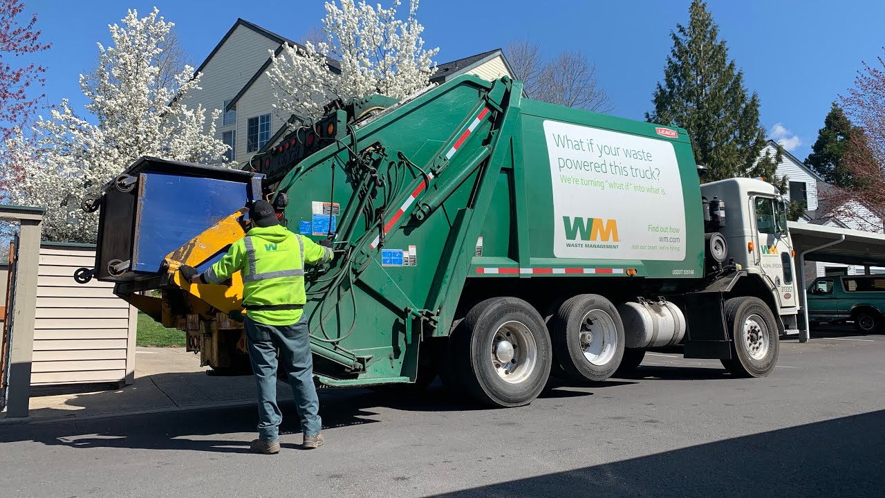 Waste Management Peterbilt 320 Leach Rear Loader Garbage Truck!!