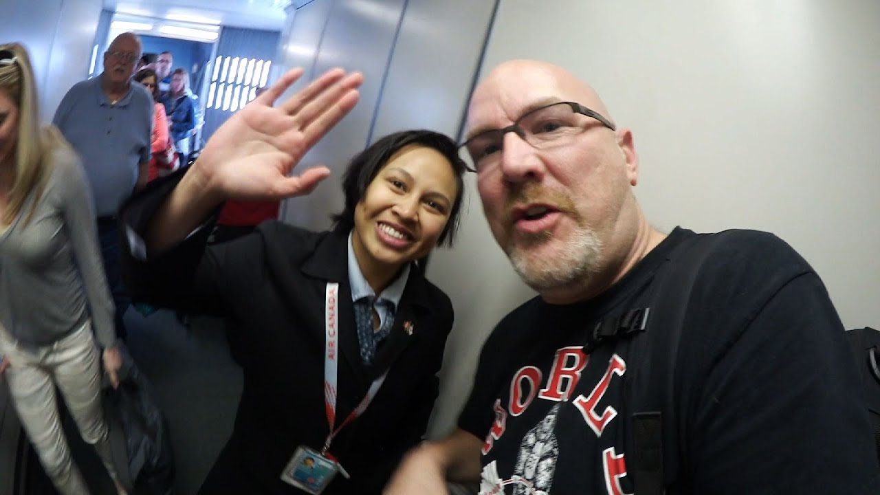 Travel to San Francisco Day 1, Fans at the Airport, TGI Friday's Food Review - Ken's Vlog #350