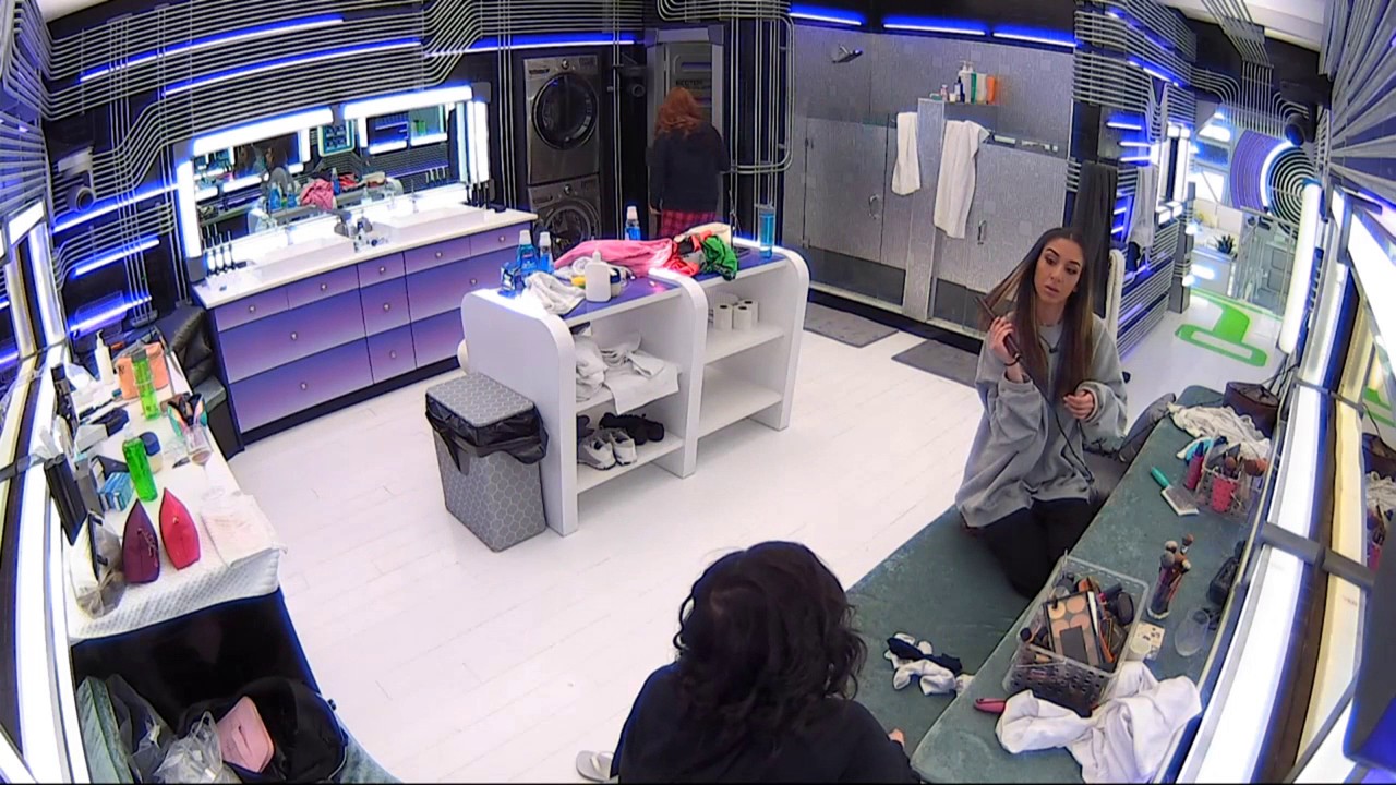 Big Brother Canada 5 - Neda/Sindy Right Before Feeds Went Off - Live Feeds