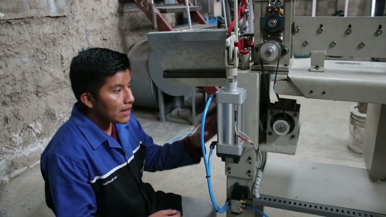Máquina cortadora de alambre con pistón neumático
