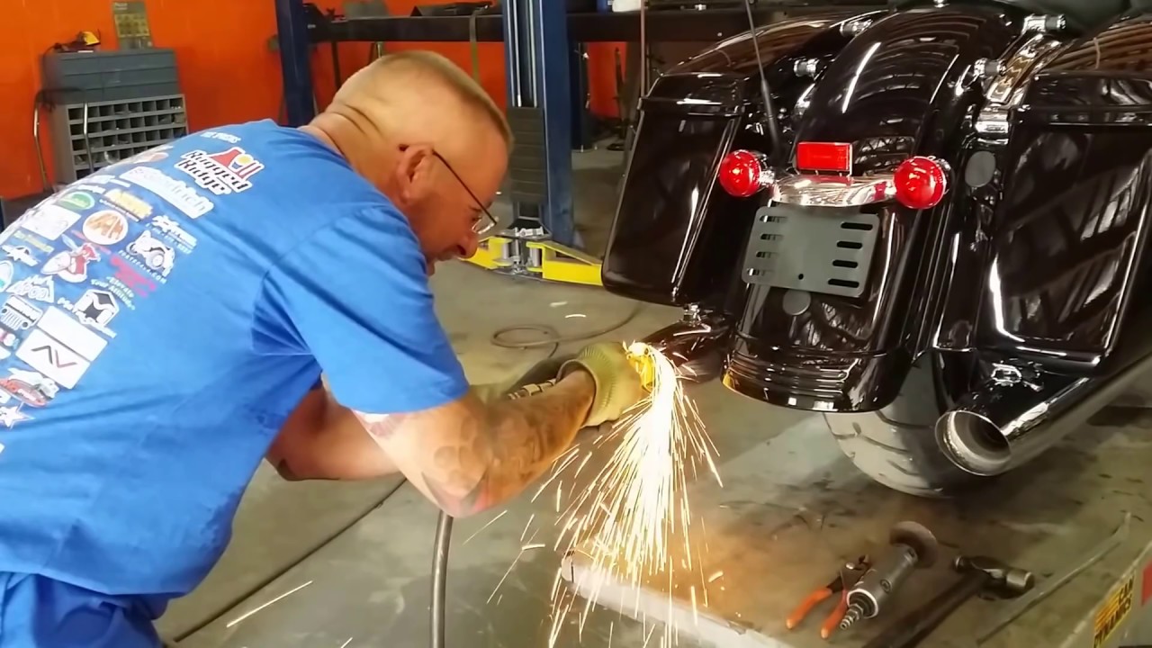 HOW TO REMOVE STOCK BAFFLES ON A HARLEY DAVIDSON