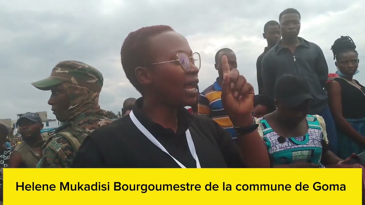 HÉLÈNE MUKADISI BOURGOUMESTRE DE LA COMMUNE DE GOMA PROCÈDE A L'INCINÉRATION DES FILETS PROHIBÉ 