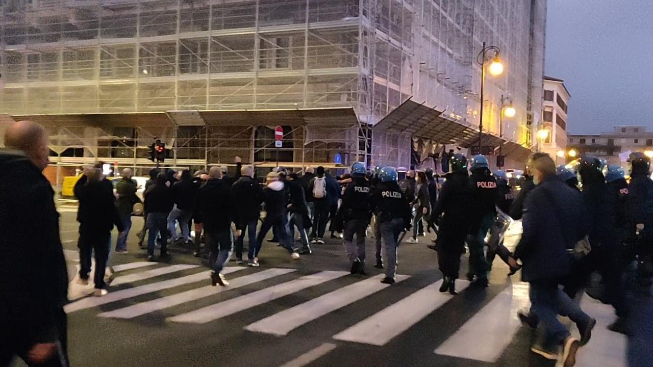 A Trieste tensioni tra antagonisti ed estrema destra, scontri con le forze dell'ordine