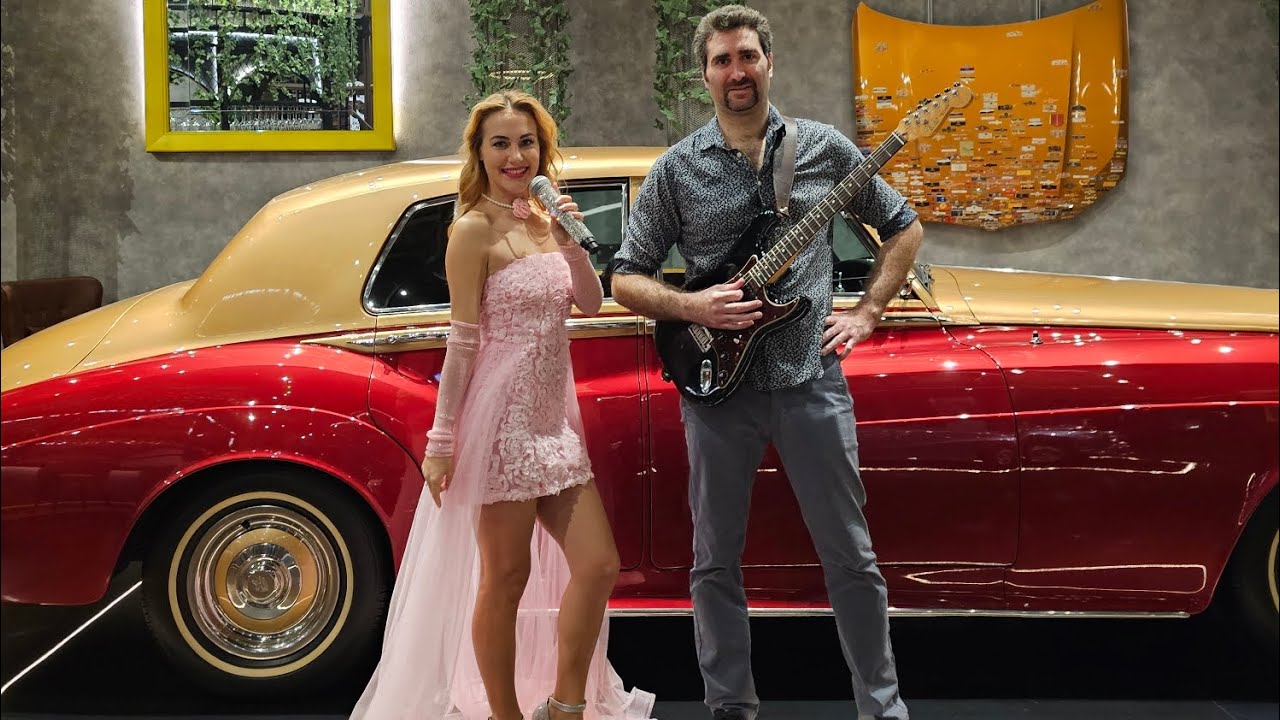 Duo Liza and Michael, singer and guitarist, musicians in hotel. Hotel St.Regis, Doha, Qatar