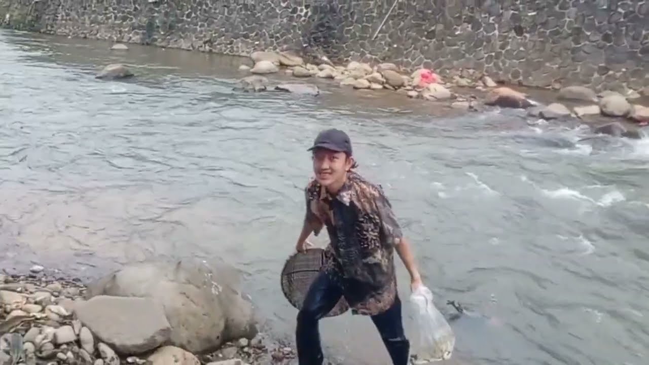 Membendung sebagian aliran air sungai ci kesik dan ternyata setelah air nya surut banyak ikannya
