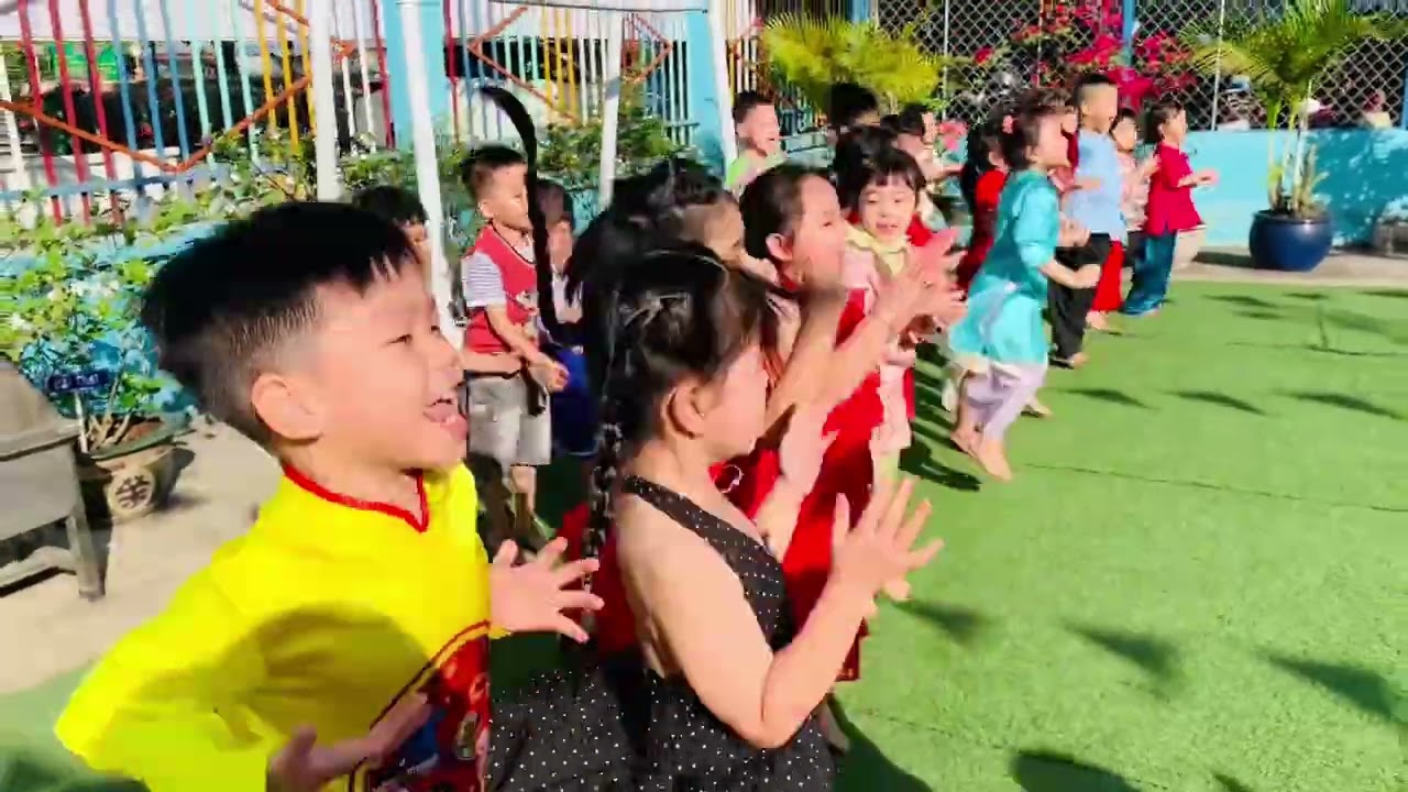 Bé tham gia hoạt động trò chơi dân gian 