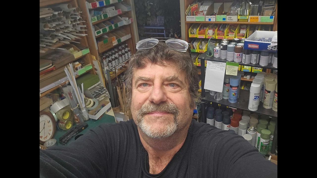 A Revisit To Howard Zane's Awesome Model Railroad Shop and some New Builds Hi Rail O scale and HO!