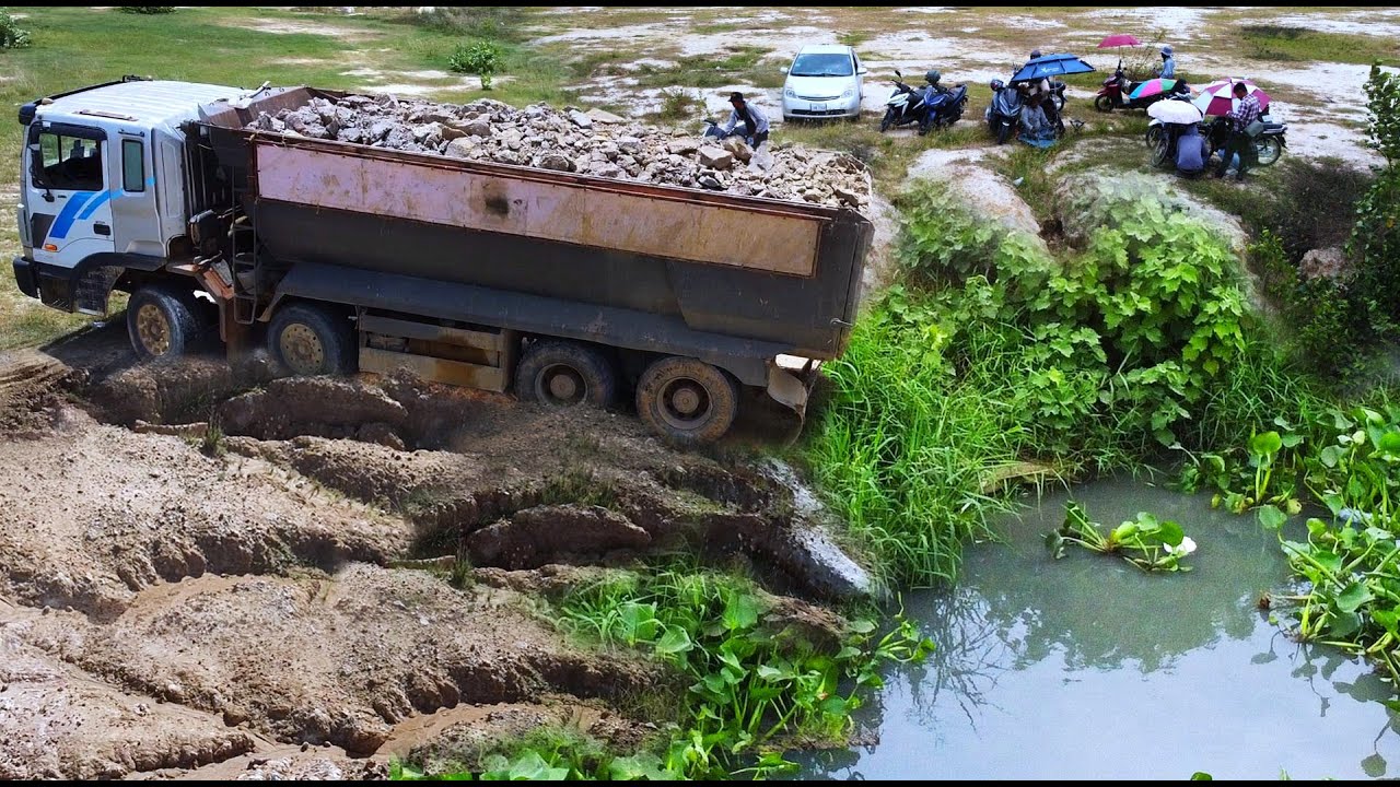 First Start New PROJECT!! LANDFILL Huge Size Deep Land Use SHANTUI DOZER & 25Ton Truck Unloading.