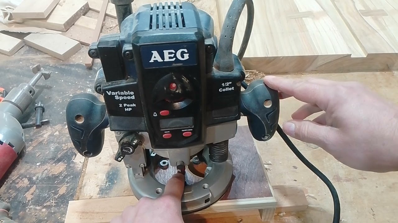Usando el router AEG con calibrador electrónico de profundidad.
