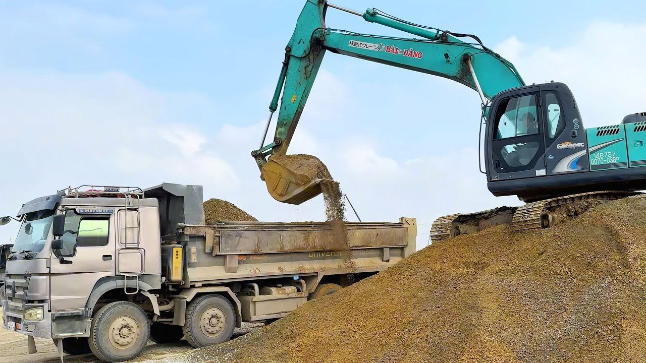 Máy xúc cần dài & cần ngắn làm việc cùng xe ben, xe trộn bê tông tại công trường lớn - Excavator