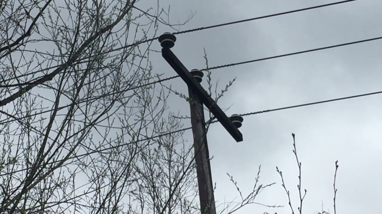 Isolateur d&eacute;fectueux sur ligne de moyenne tension.