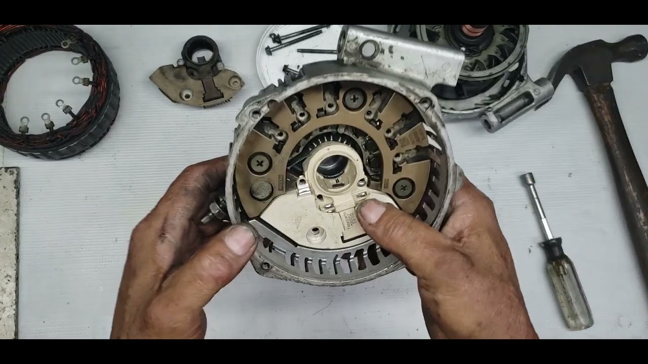 ALTERNADOR DE FORD FUSION. COMO CAMBIARLE EL REGULADOR.  muy.  facil ,