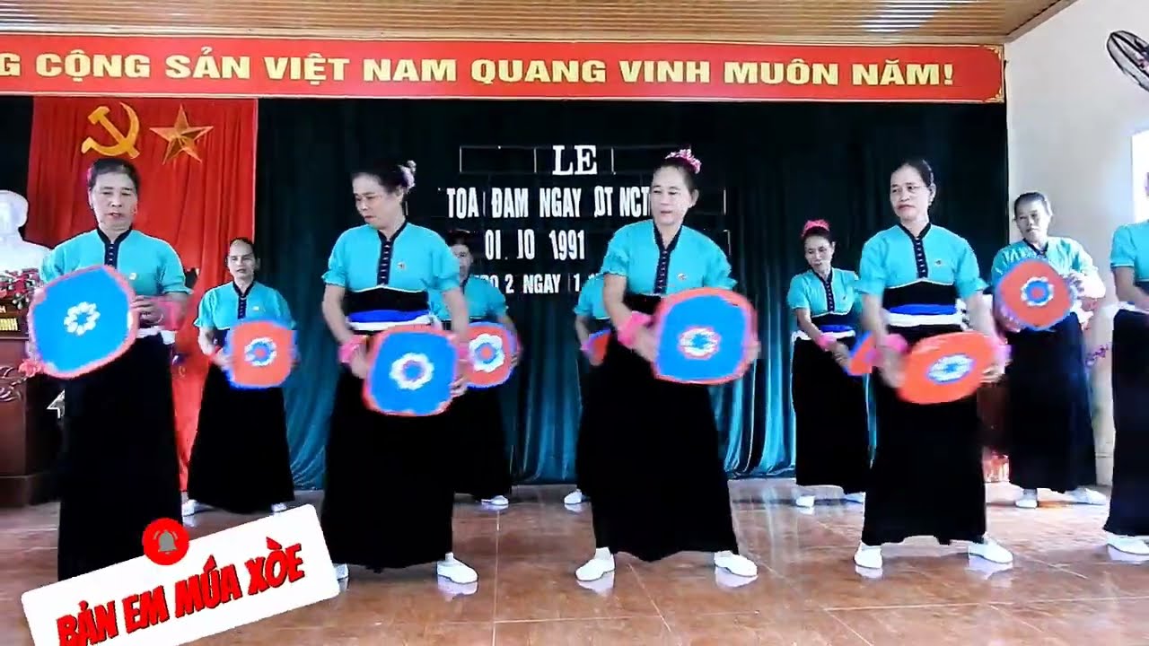 Bản Trò múa với điệu xòe Bản Em truyền thống. 