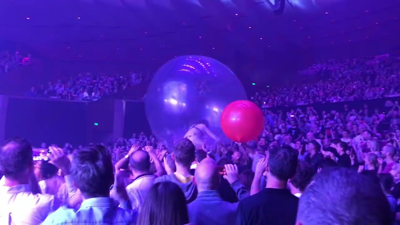 Sleeping on the Roof- The Flaming Lips live @ The Sydney Opera House
