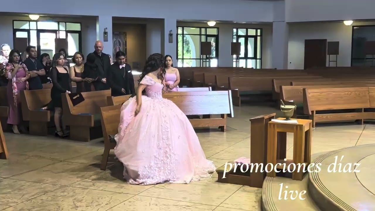     ENTRADA DE LA SEÑORITA QUINCEAÑERA SOPHIA ROJAS ALA IGLESIA DESDE FALBROOK CA 