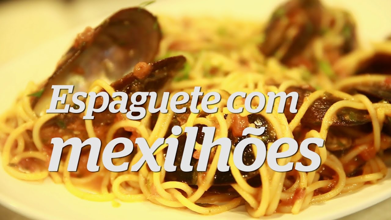Chef do Casa do Mar prepara um espaguete com mexilhões