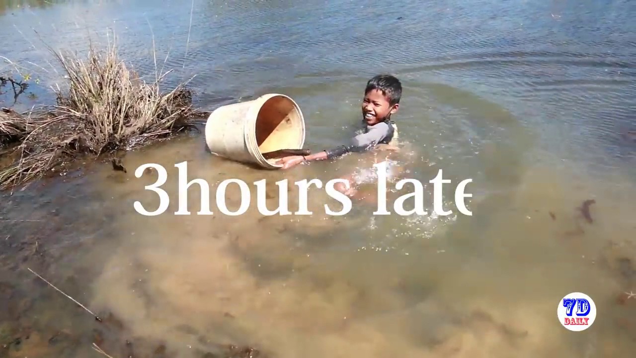 Amazing 2 Children Catch Crabs How To Catch Crabs Using The Net In Cambodia