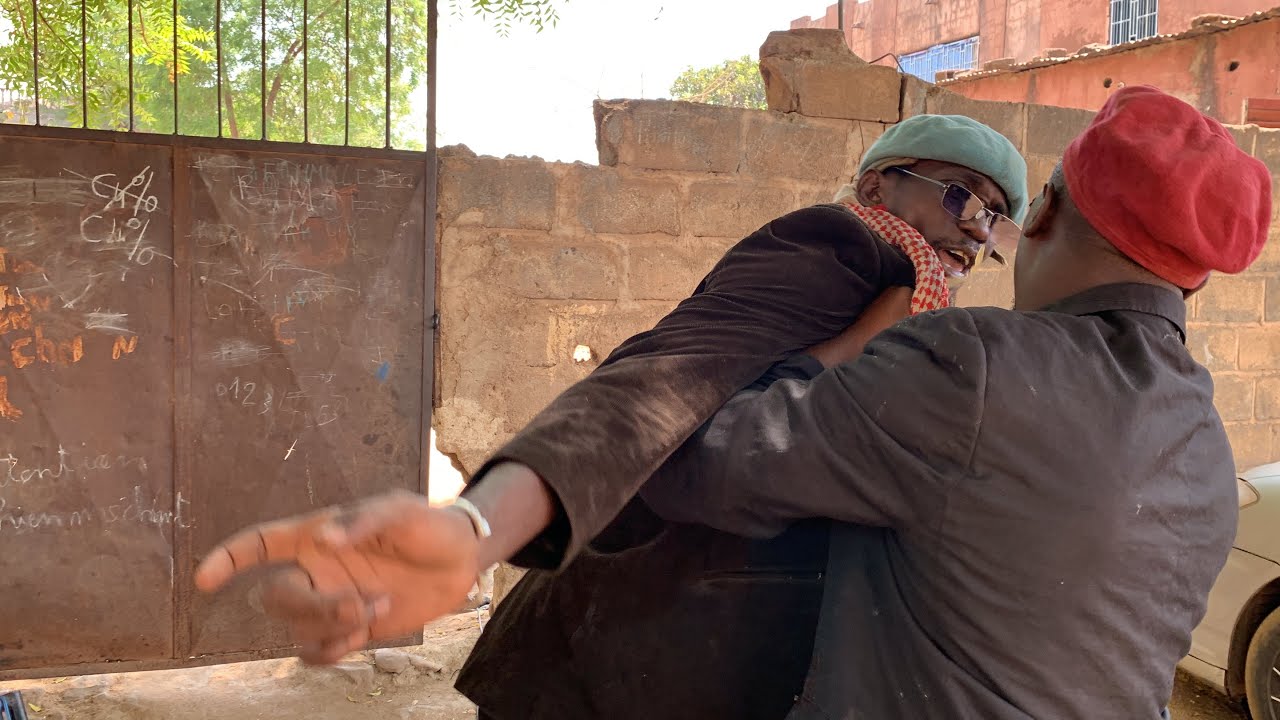 Le Fou Woroli qui refuse de le téléphone de Badjène et chasse Diabaté en même temps