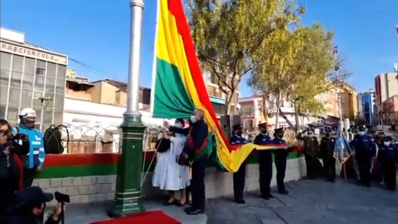 Alcalde Iván Arias iza la bandera de Bolivia en plaza San Francisco (Video: Alcaldía La Paz)
