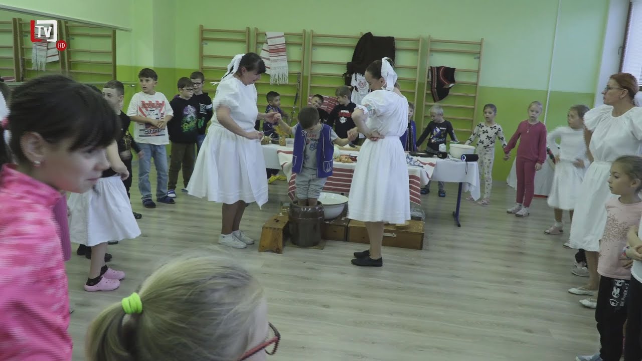 [3/45] V ZŠ na Francisciho ulici oživili tradíciu nakladania kapusty ! (12. 11. 2024)