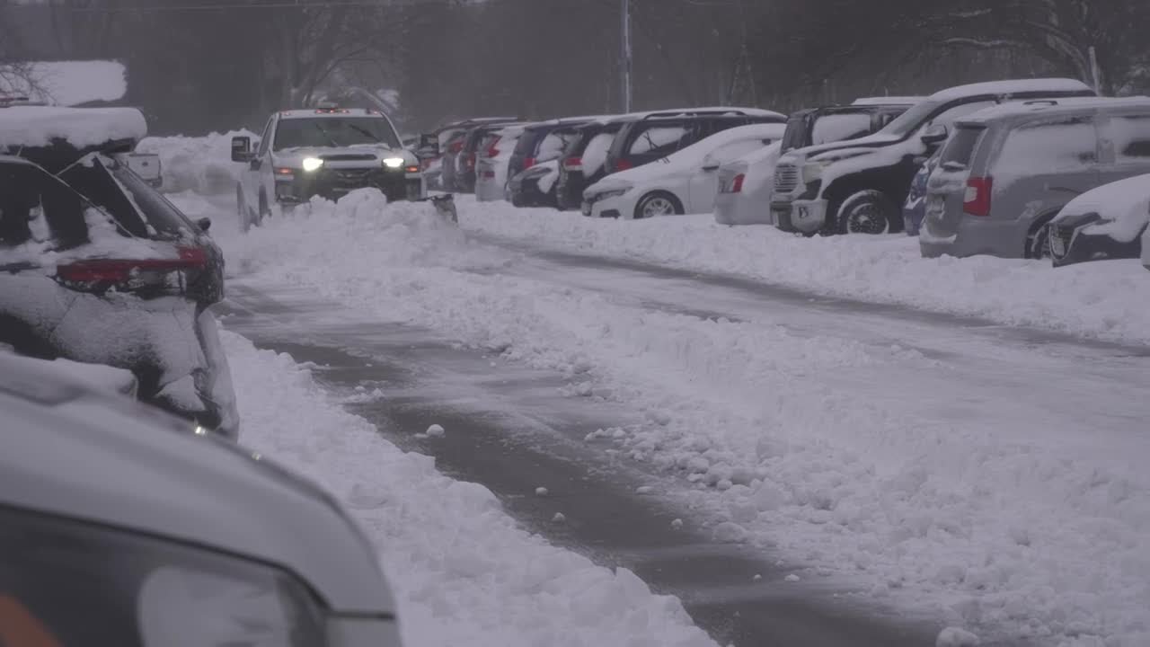 Увеличение количества снега означает увеличение объемов работ по уборке снега для коммунальных сл...