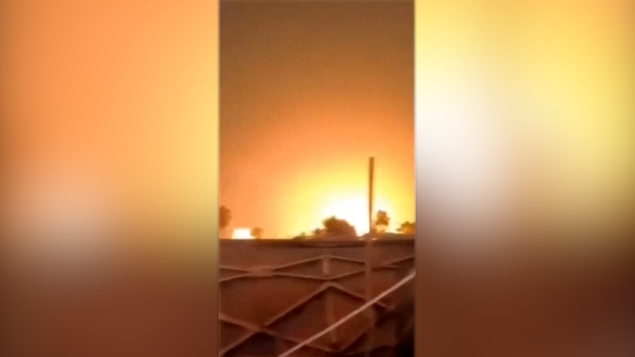 イラクの米大使館を狙ったドローン攻撃相次ぐ、防空システム作動後に爆発音