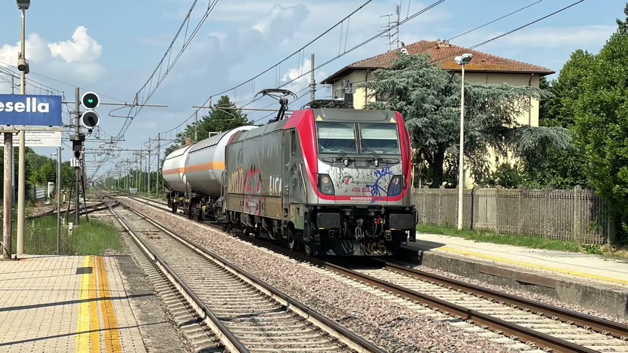 Transiti e manovre di ogni genere tra passeggeri e merci di inizio autunno .