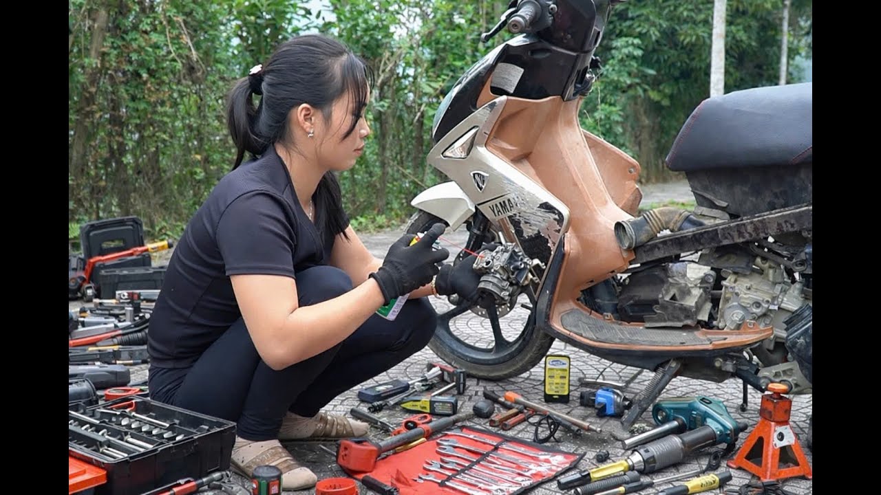 The 19-year-old girl, who works as a mechanic, went to the location to fix the broken-down motorbike
