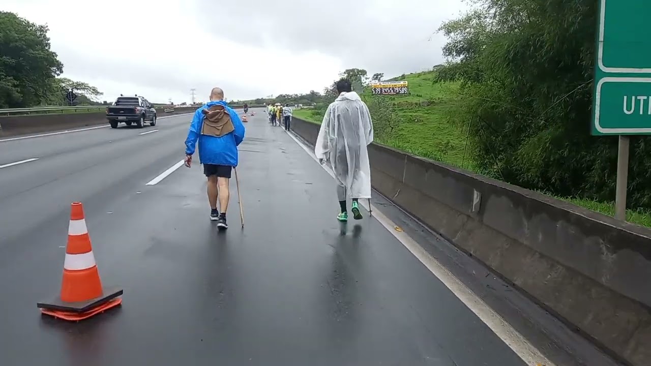 VIA DUTRA LOTADA DE DEVOTOS INDO A PÉ PRA O SANTUÁRIO NACIONAL DE APARECIDA