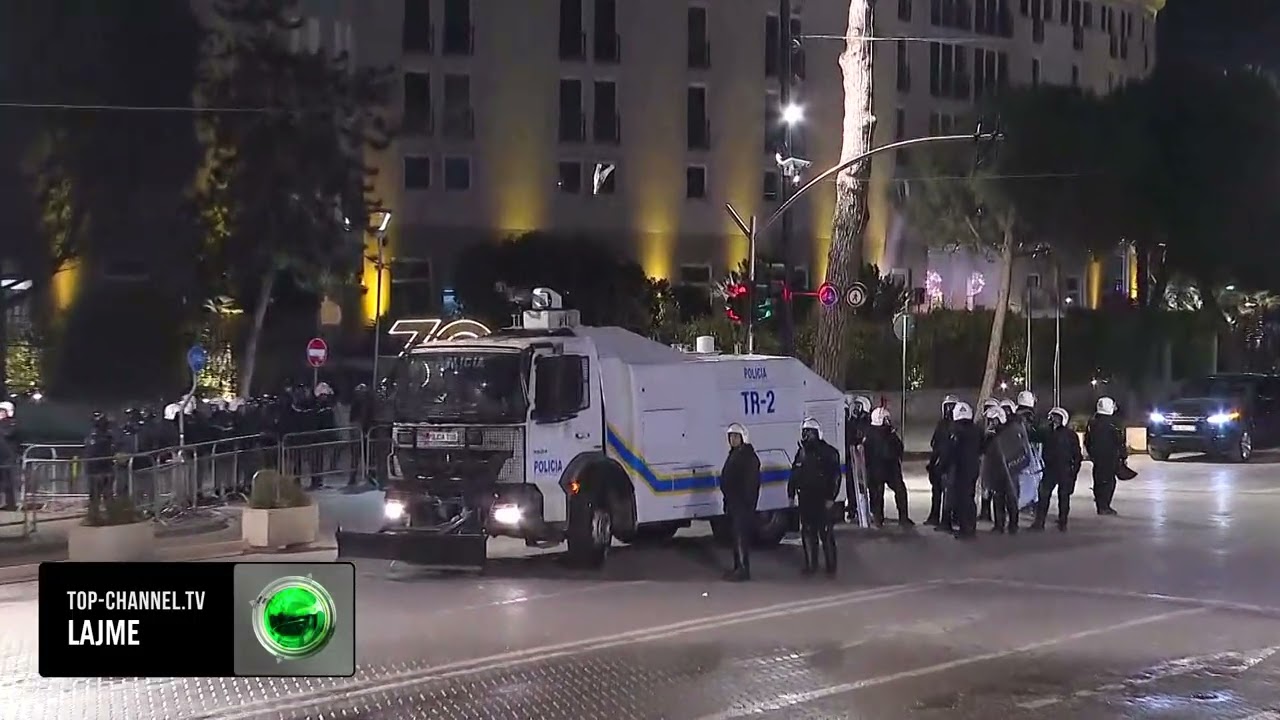 Top Channel/ PD 3 or&euml; protest&euml; me molotov&euml;, Berisha l&euml;ndohet me spray, &ccedil;far&euml; s&rsquo;u pa gjat&euml; tensioneve