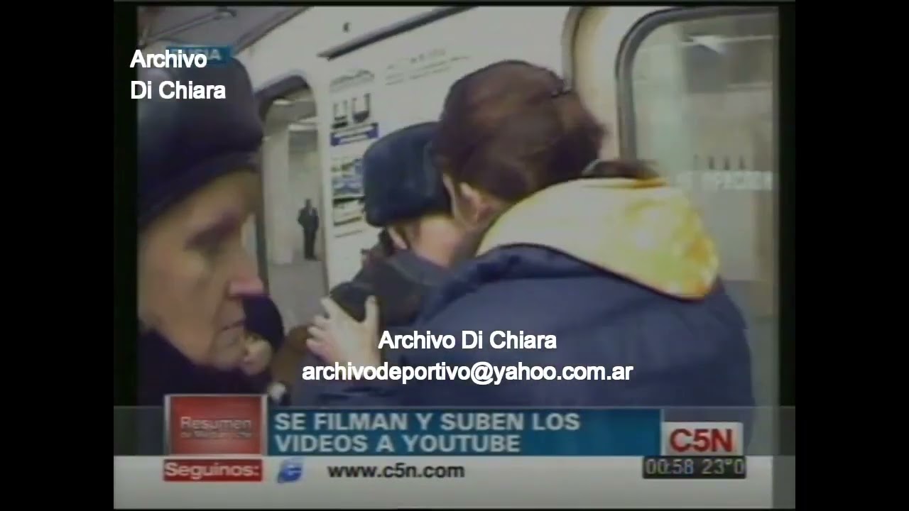 Mujeres Rusas besan a Mujeres Policias y suben el video a Youtube (2011)