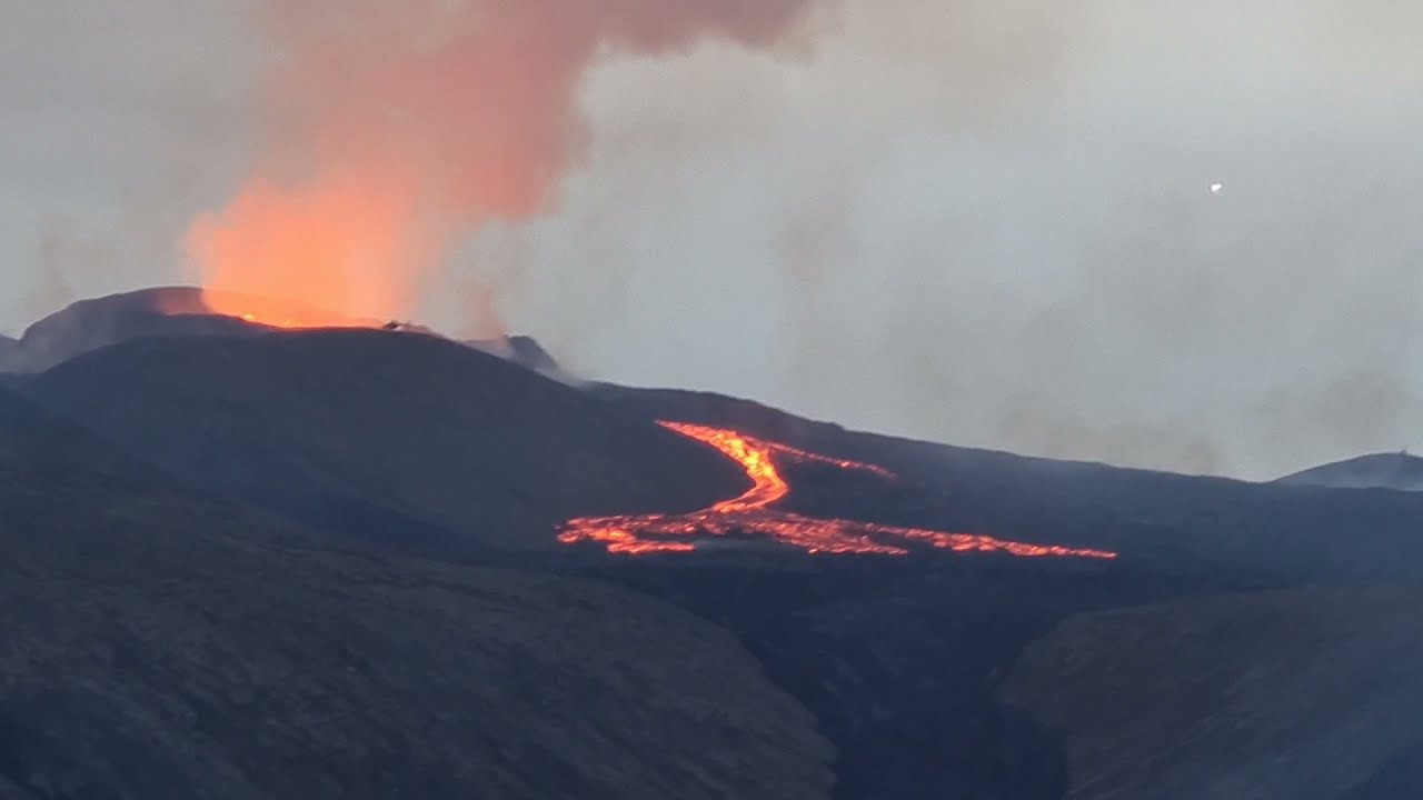 Giant Lava River runs into Sy&eth;ri Meradalur 01.07