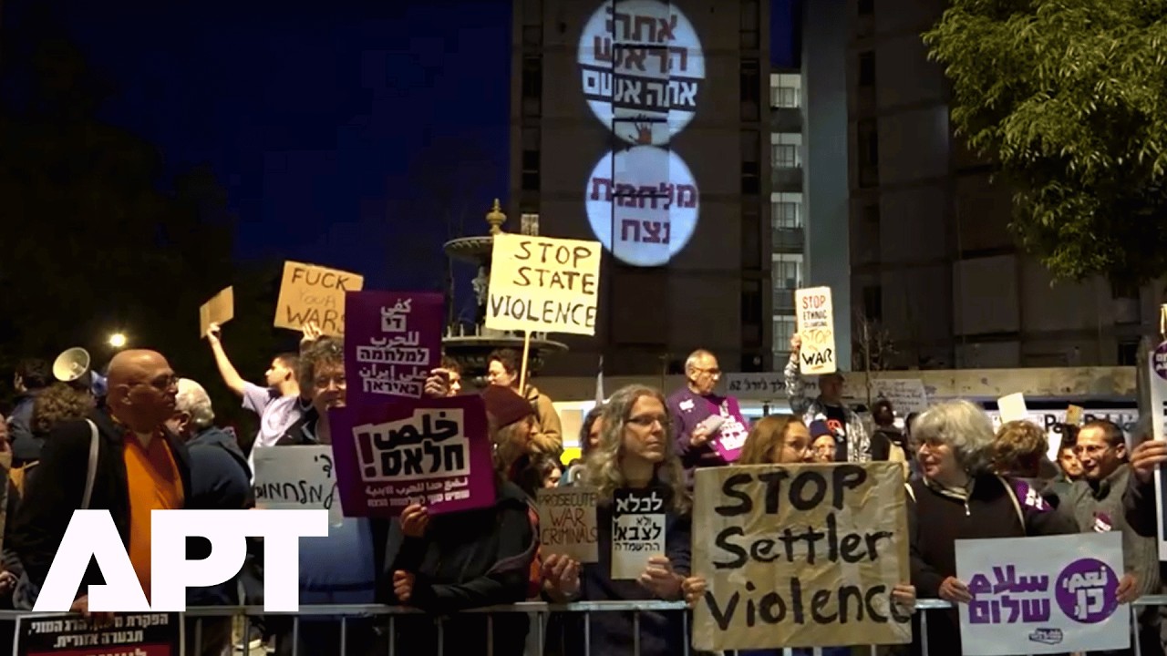 Десятки израильтян вышли на митинг в Иерусалиме против войны и правительства, протесты распростра...