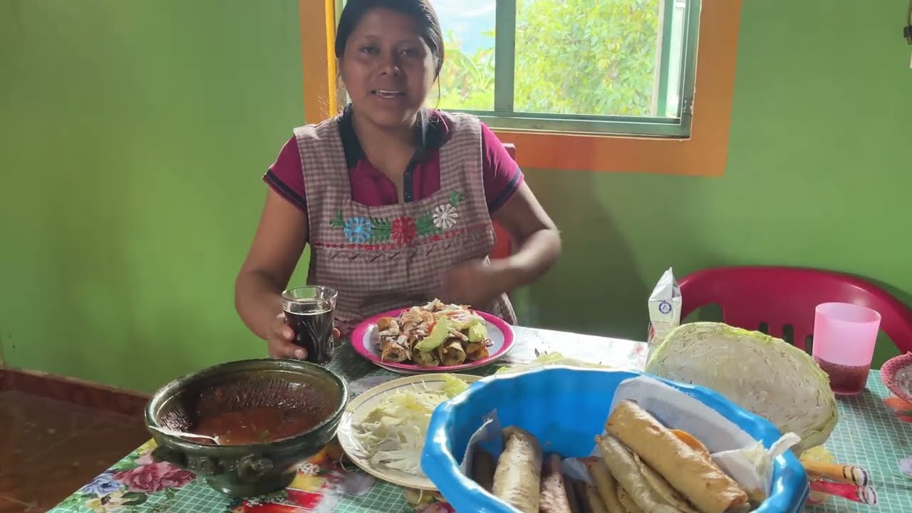 ✅️😃 Hoy preparo ricos tacos dorados de papa y los acompaño con salsa de molcajete 