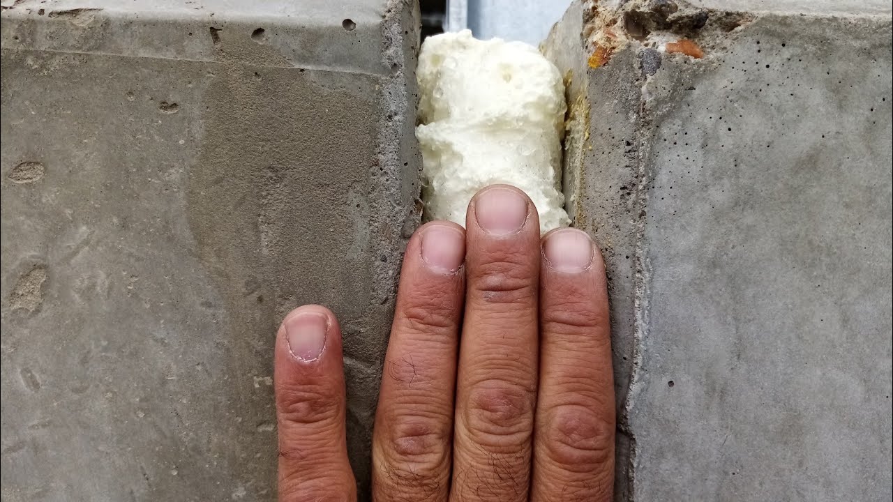 Rendre une façade étanche a l'eau et a l'air avec de la mousse polyuréthane et du mastic .