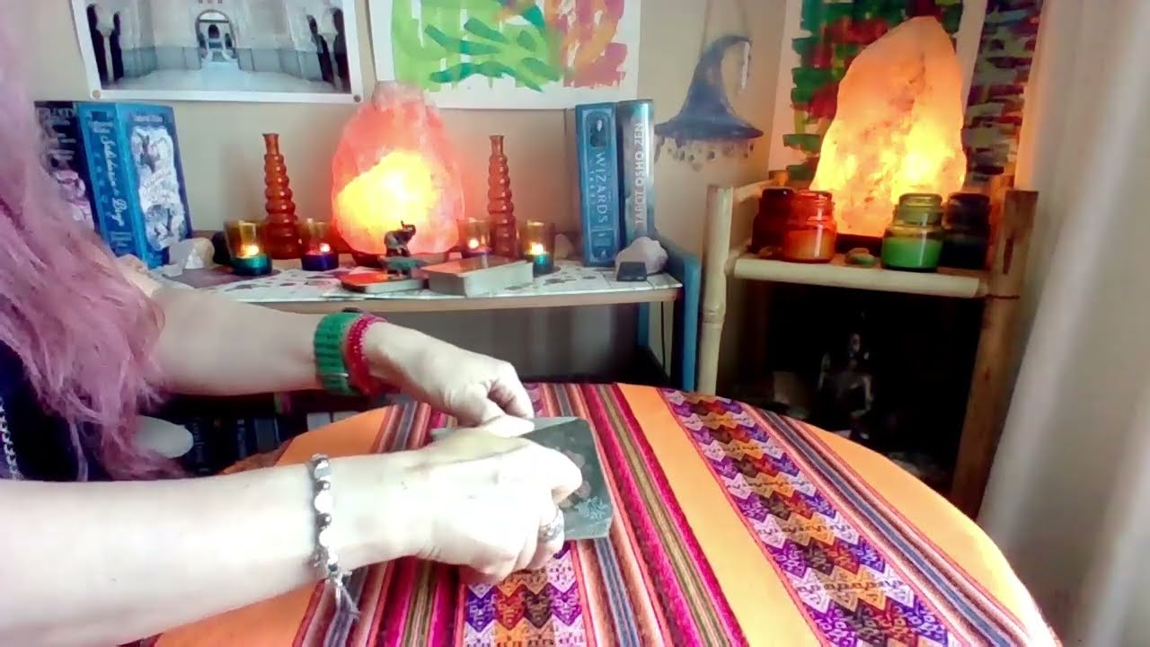 CÁNCER!! 🔮 Una amistad coqueta fluye y crece!! Estás siendo alguien difícil de conseguir!!