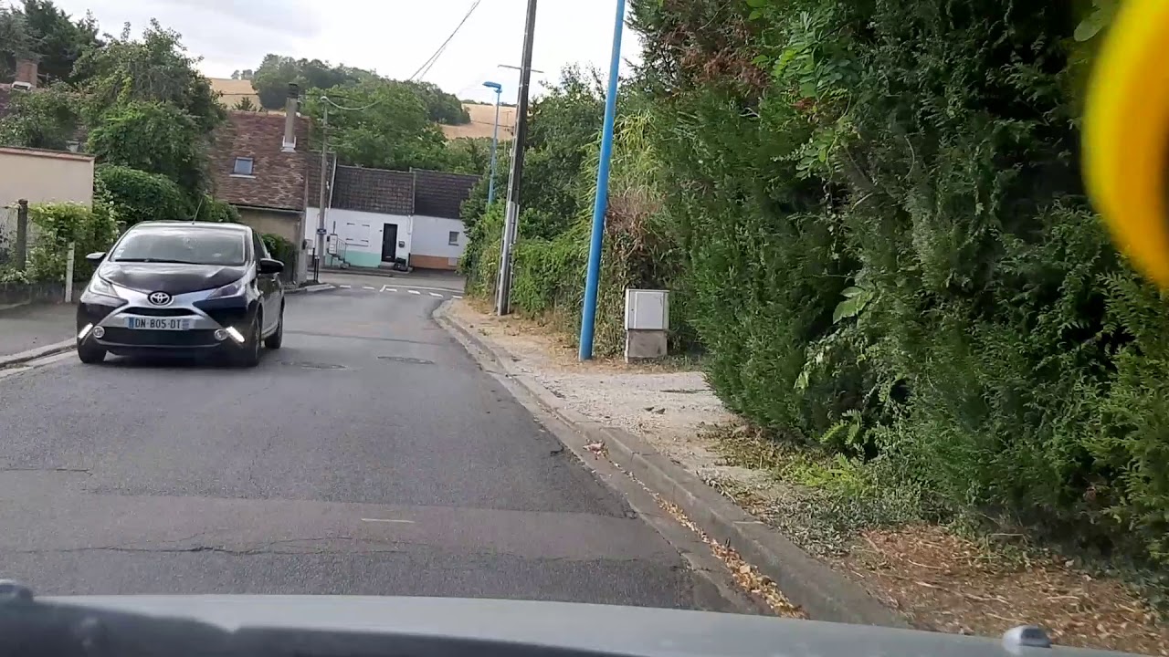 Une balade en voiture dans les rues de sens