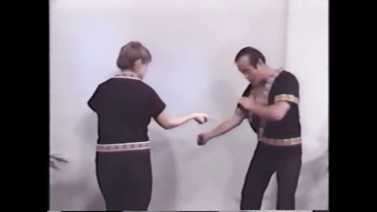 Mestre Dan Inosanto. Inosanto LaCoste Kali, apresentação de exercícios (drills) com faca (inglês).