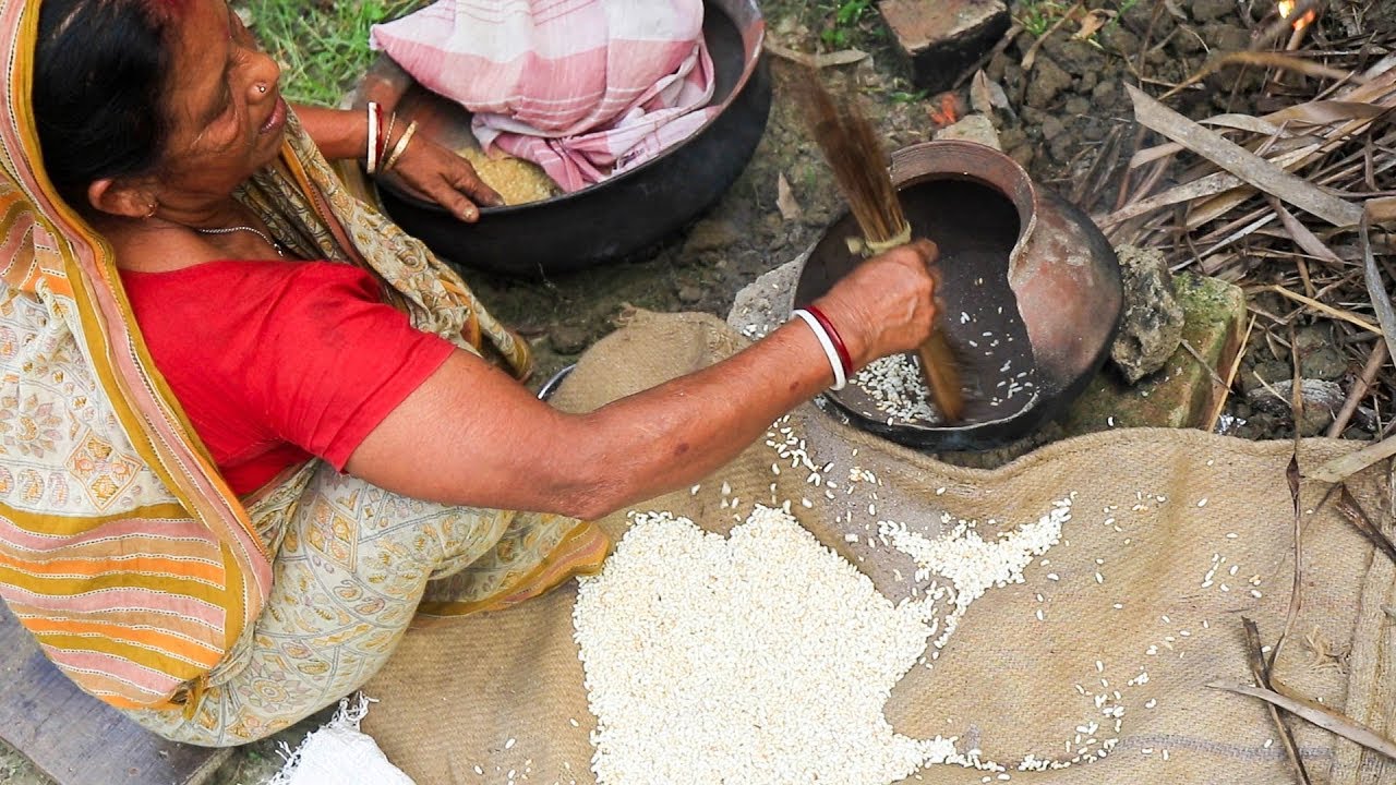 Making Puffed Rice By Indian Women