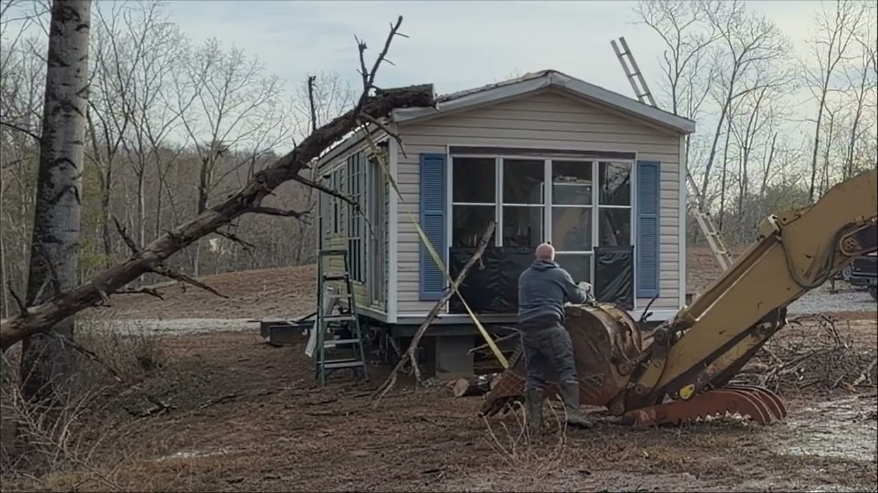 На мой трейлер упало дерево 😱