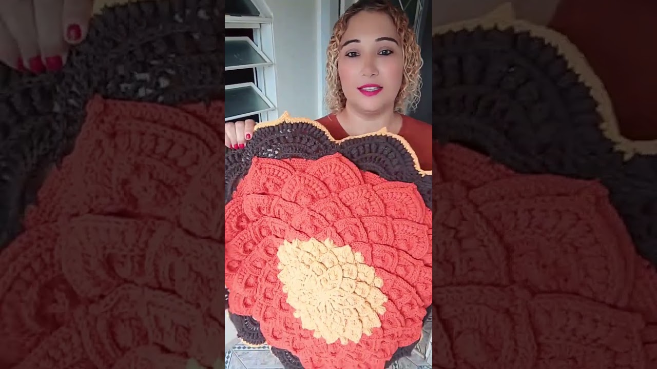 flor magnólia finalizanda com sucesso, tapete em crochê.