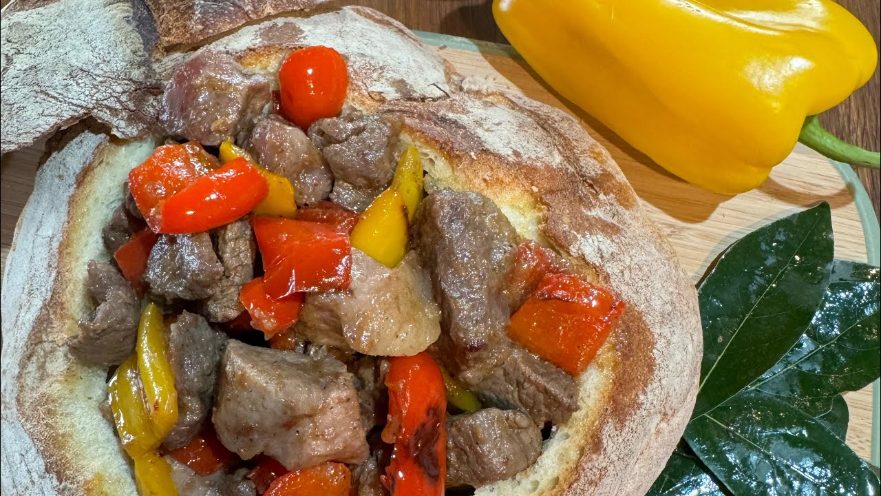 SPEZZATINO di CARNE con PEPERONI su PANE scavato #spezzatino #carne #peperoni