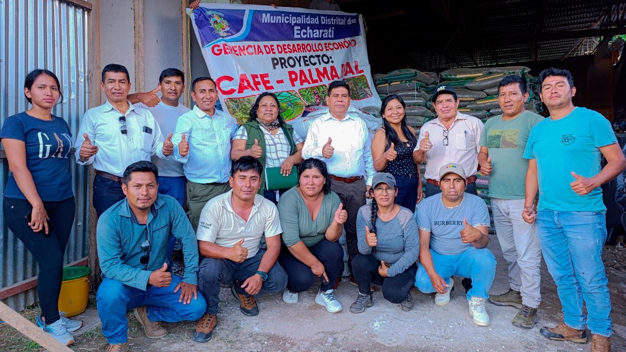 MUNICIPALIDAD DE ECHARATI ENTREGA FERTILIZANTES A CAFICULTORES DE PALMA REAL