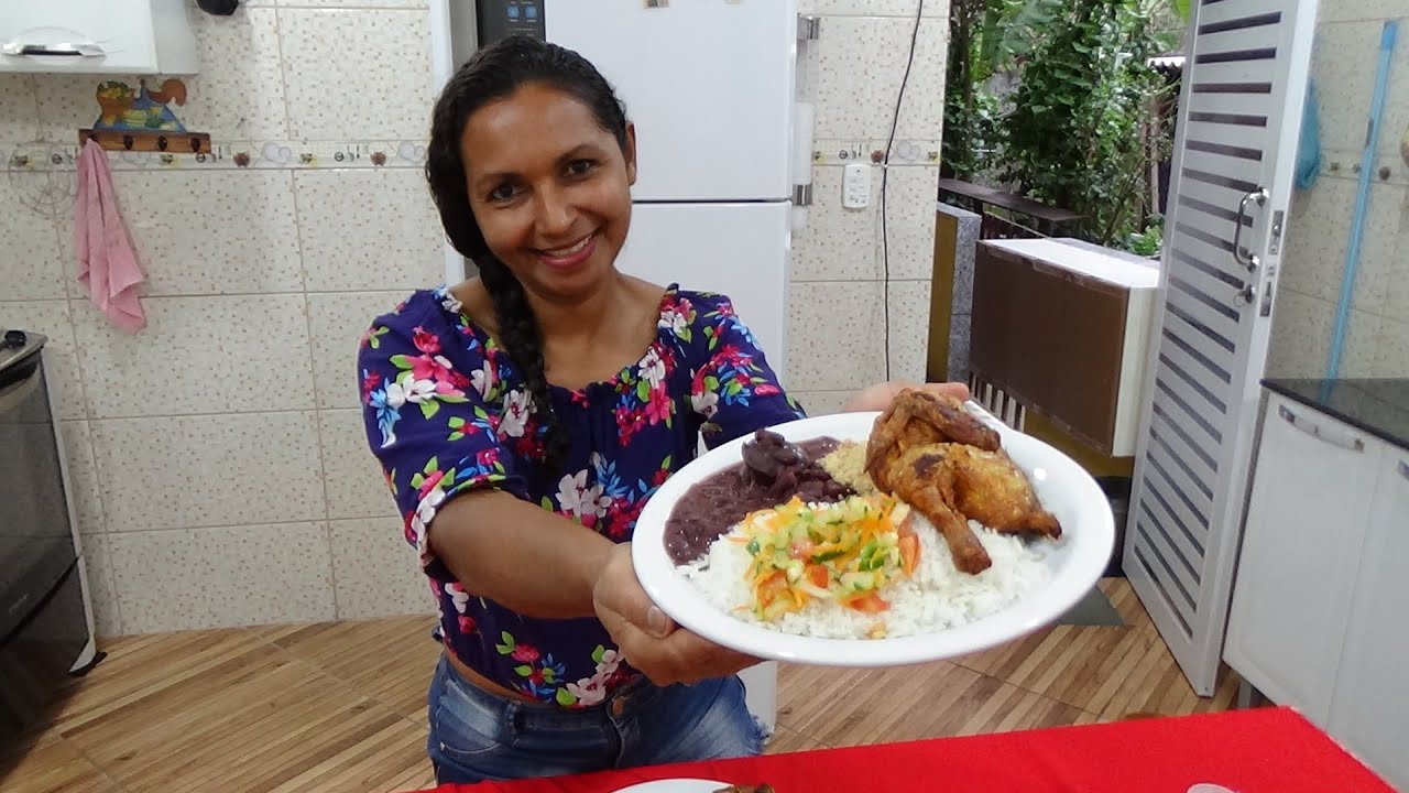 GALETO COM FAROFA E SALADA DE VINAGRETE- COMIDA DE PENSÃO