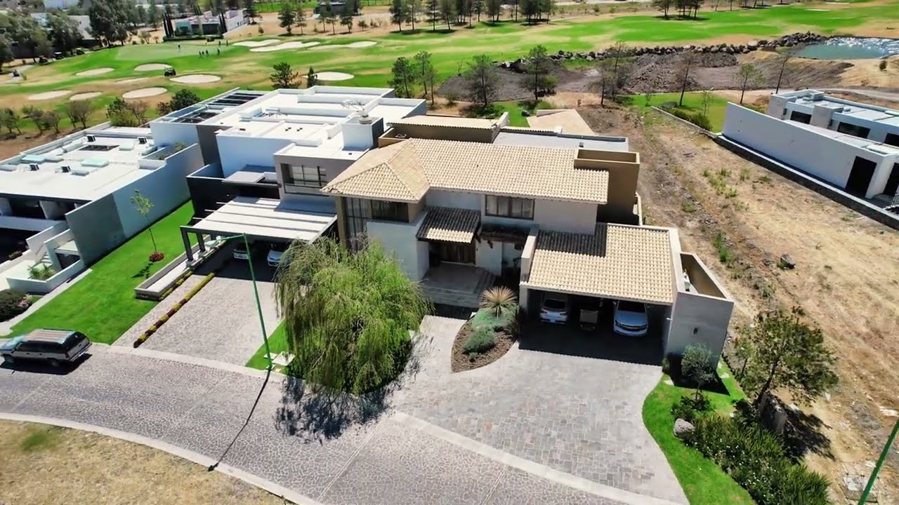 Hermosa Casa Lujosa Con Alberca, Acceso A Campo De Golf En Zona Sumamente Exclusiva!!