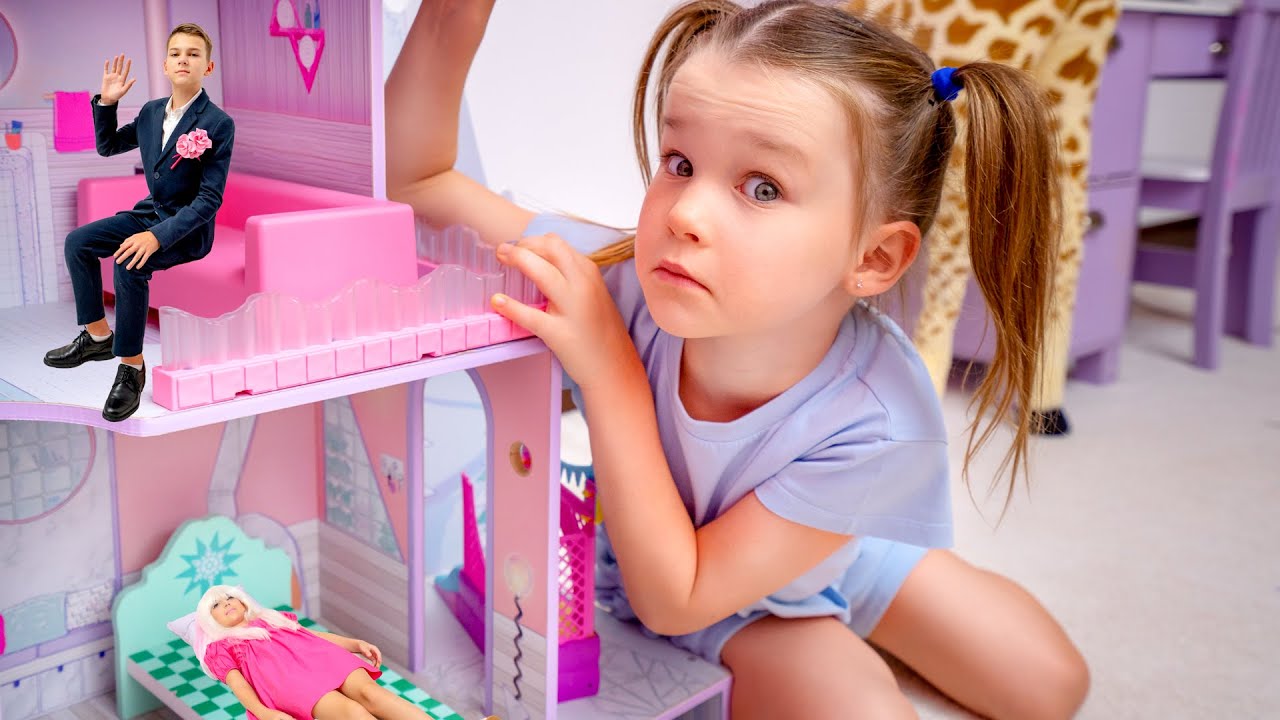 خمسة أطفال يلعبون مع باربي وكين
