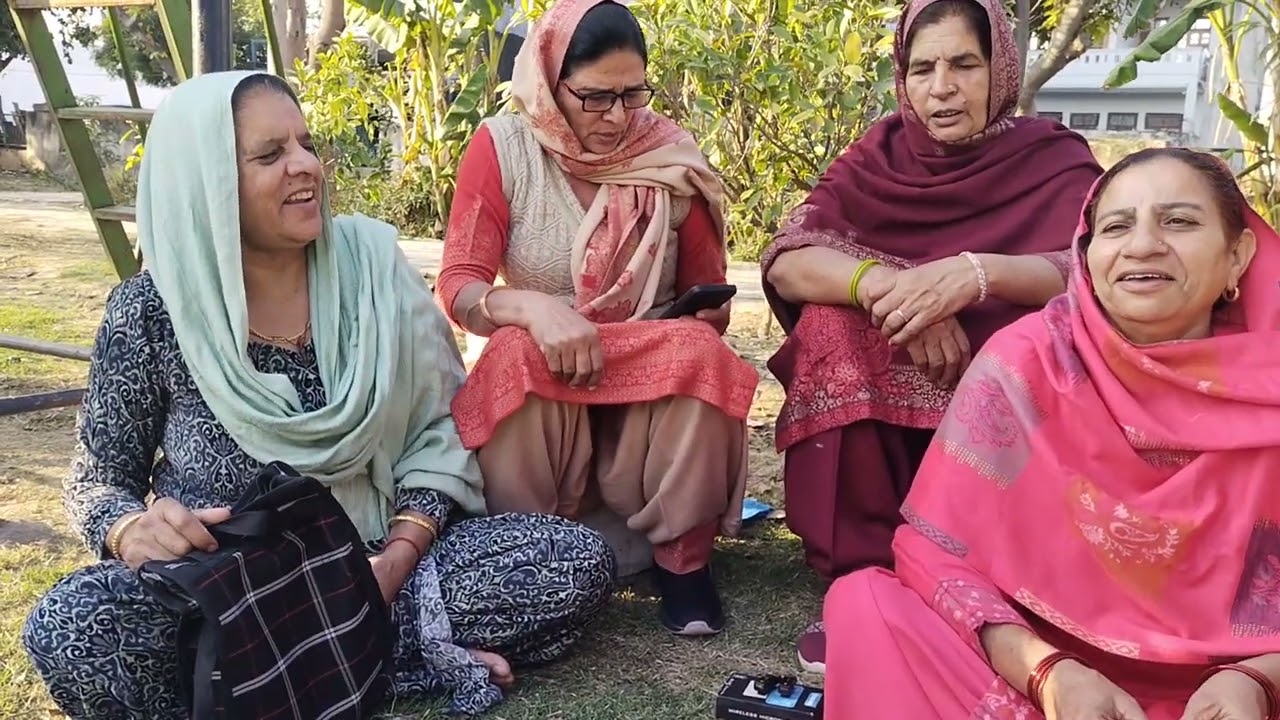 गीत। मैं तो हे बेबे पन्द्रह साल की पति टोह दिया बावन का सांची साचं बता दू हे।