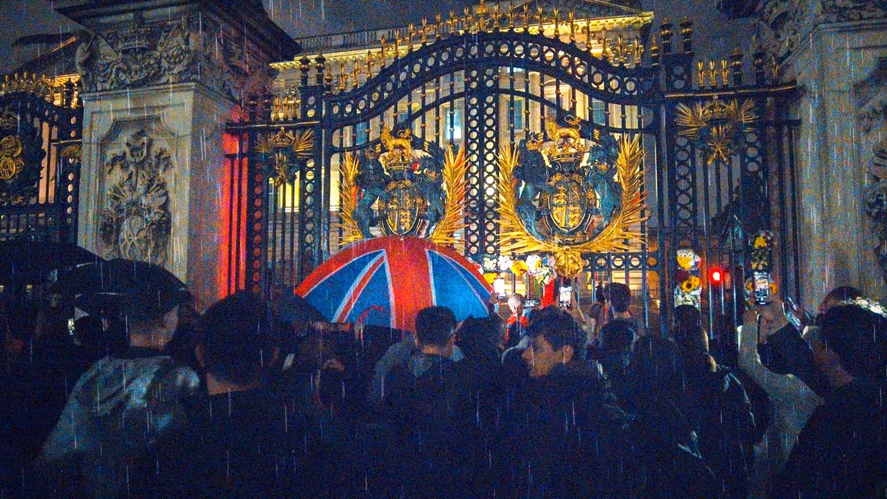 London Rainy Night Walk on Day The Queen Died, Buckingham Palace Crowds & Tributes