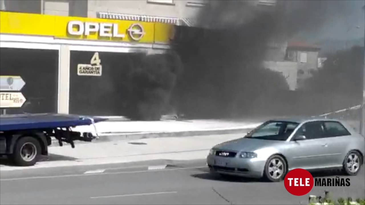 Cae un bombero por una claraboya en un incendio en Baiona