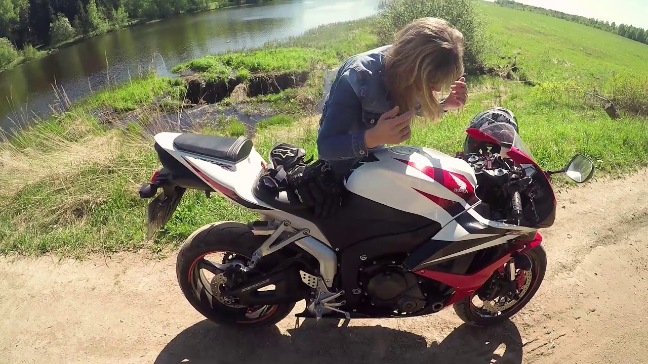 Девушка не знала что в шлеме микрофон))) Катаем на HONDA CBR600RR